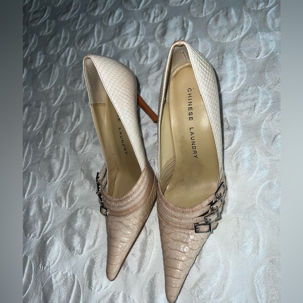 Y2K Serpentine Stiletto Chinese Laundry heels ( Size 6)